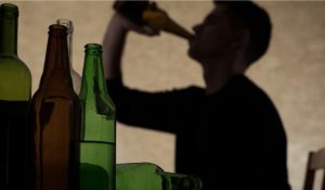 É mito que o álcool “em pequenas doses” pode trazer benefícios à saúde