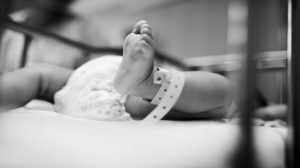 Cesarianas estão antecipando os partos no Brasil, com riscos para os bebês, aponta estudo